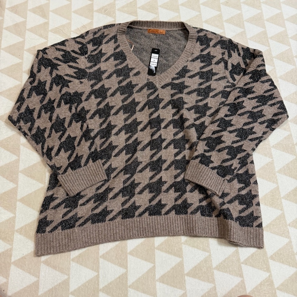 Belldini
Women's Stylized-Houndstooth V-Neck Sweater - Picture 4 of 5